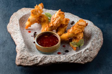 Kızarmış badem tempura tabakta, restoran deniz ürünleri Ebi Tempura karidesi ve badem Thai yemeği.