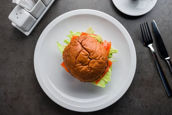 Visburger Met Gezouten Zalm Avocado Zwarte Achtergrond Gezonde Zalm Burger — Stockfoto
