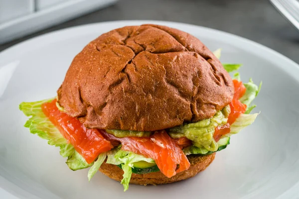 Primer Plano Hamburguesa Pescado Con Salmón Salado Aguacate Sobre Fondo —  Fotos de Stock