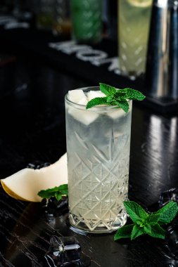 Karpuz ve naneli limonata. Ahşap masada ev yapımı naneli kokteyl. Detoks meyvesi aromalı su. Temiz yemek.