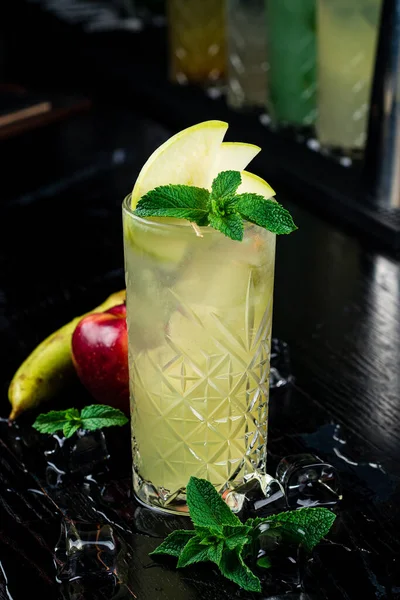 Letnia Orzeźwiająca Lemoniada Jabłkiem Gruszką Miętą Kawiarni Serwowana Jest Orzeźwiająca — Zdjęcie stockowe