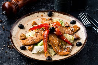 Etli geleneksel Gürcü salatası, biftekli salata, geleneksel Gürcü mutfağı.