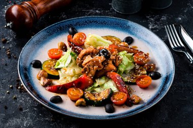 Gürcü restoranında çeşitli ızgara sebzelerle geleneksel Gürcü salatası