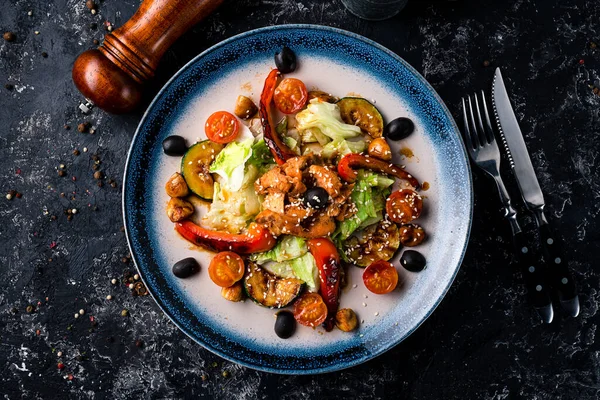 Gürcü restoranının üst manzarasında çeşitli ızgara sebzeli geleneksel Gürcü salatası, düz konum