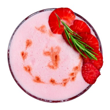 Çilekli kokteyl, çilekli kokteyl, buzlu kokteyl, beyaz arka planda izole edilmiş kırmızı alkollü kokteyl.