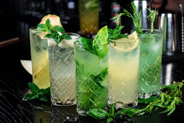 Çeşitli meyve limonata içecekleri, içecekler, eritilmiş su.