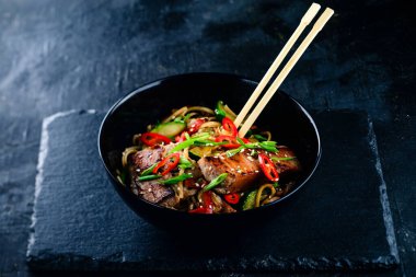 Ton balığı ve sebzeli lezzetli şehriyeler.