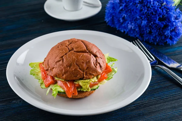 Visburger Met Gezouten Zalm Avocado Zwarte Achtergrond Gezonde Zalm Burger — Stockfoto