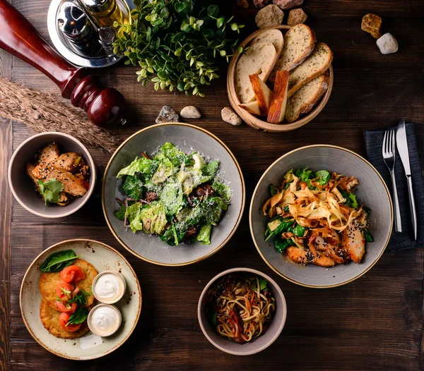 Ensemble de la nourriture italienne dans le cadre de la table du restaurant Menu du restaurant — Photo