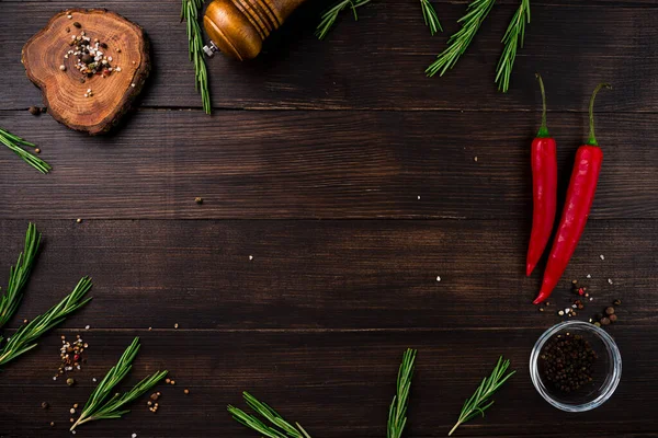Ervas e especiarias à mesa de madeira. Cozinhar ou comida de fundo. Ingredientes. — Fotografia de Stock