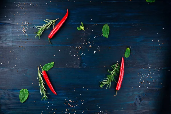 Kruiden en specerijen aan houten tafel. Koken of voedsel achtergrond. Voedingsingrediënten. — Stockfoto