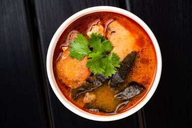 Tom yer elması çorbası bir kase kağıtta, geleneksel Tayland Tom yer elması çorbası. Teslimat konsepti. Yankı paketleri kavramı