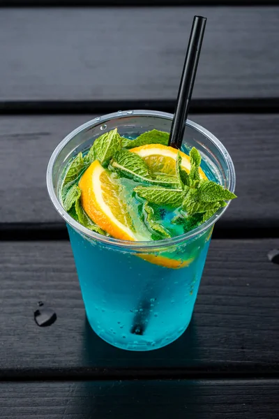 Ένα Ποτήρι Παγωμένη Μπλε Σόδα Στο Τραπέζι Μπλε Λεμονάδα Κουρασάο — Φωτογραφία Αρχείου