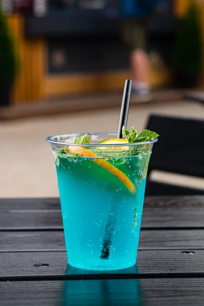 Glas Iced Blue Hawaii Soda Tafel Blauwe Curacao Limonade Met — Stockfoto