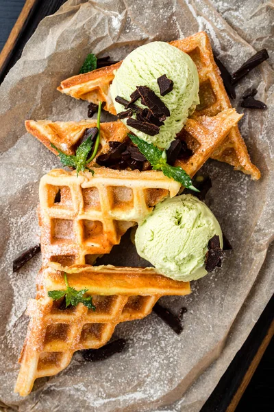 Вафлі Шоколадом Фісташковим Морозивом Вафлі Бельгійські Морозивом Шоколад Папері — стокове фото