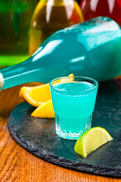 Blå Curacao Sköt Cocktail Närbild Ett Blått Skott Maneter Sköt — Stockfoto