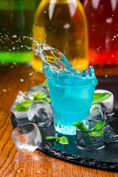 Blå Curacao Sköt Cocktail Närbild Ett Blått Skott Maneter Sköt — Stockfoto