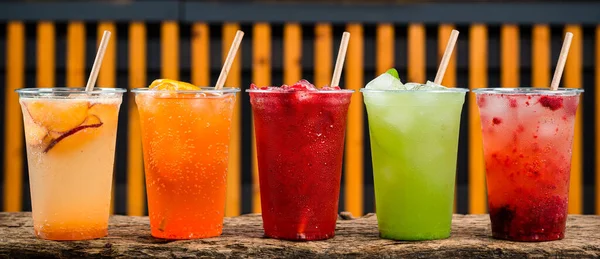 Красочный лимонад в прозрачной чашке, пять летних лимонадов — стоковое фото