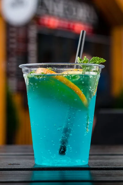 Glas Iced Blue Hawaii Soda Tafel Blauwe Curacao Limonade Met — Stockfoto