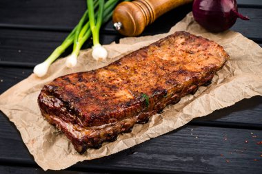 Baharatlı sos ile tatlandırılmış leziz ızgara pirzola ve doğranmış taze otlar, ızgara pirzola, baharatlı, yağda kızartılmış yedek pirzola.