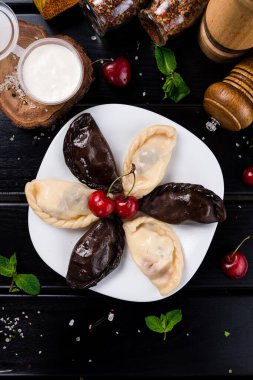 Kirazlı börek. Pierogi, varenyky, vareniki, böğürtlenli börek.