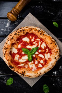 Tuğla fırınından ev yapımı Napolili pizza margaritası. Napolyon İtalyan pizzası, taze mozarella ve fesleğen yapraklı. Gerçek İtalyan Geleneksel Pizza Margherita