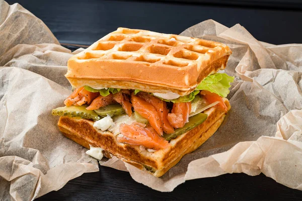 Gaufre Belge Avec Saumon Fromage Salade Sur Table Bois Keto — Photo