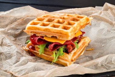 Tatlı Belçika Waffle 'ı Tatlı ya da Kahvaltı, Viyana Waffle' ı jambonlu ve kurutulmuş domatesli