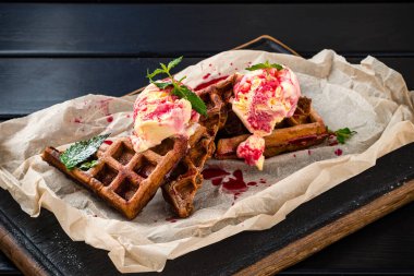 Kirazlı dondurmalı Belçika çikolatalı waffle 'ı, dondurmalı Viyana waffle' ı.