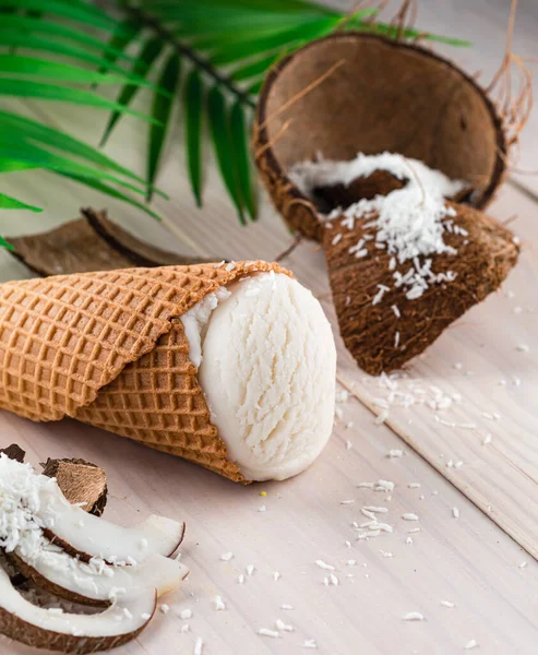 Kokoseis Mit Kokosnussschale Kokoseis Auf Weißem Holzgrund — Stockfoto
