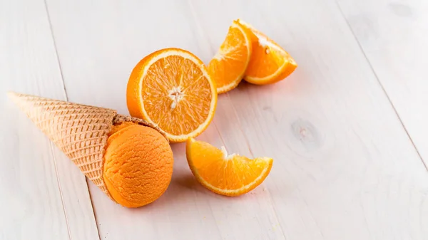 배경에 모양의 오렌지 아이스크림 파노라마 모양의 아이스크림 — 스톡 사진
