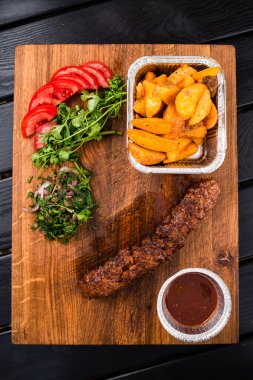 Tahta tahtada BBK kebap ızgarası, baharatlı Lula kebabı, tahta tahtada biftek kafesi. Kafta, geleneksel Arap mutfağı üst görünümü, düz yatış