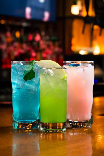 Set Tre Cocktail Colorati Limonata Blu Rosa Verde Composizione Cocktail — Foto Stock