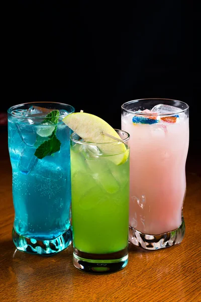 一套三色鸡尾酒 粉红色和绿色柠檬水 流行的酒精鸡尾酒组成 许多鸡尾酒都喝蓝色的哈瓦威酒 热带马丁尼酒 玛格丽塔酒 — 图库照片