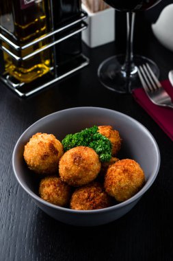 Güney Afrika 'dan pampoenkoekiler. Ekmek kırıntıları içinde baharatlı balkabağı topları.