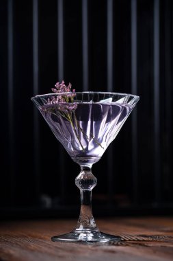 Cin ve Violette likörlü alkolsüz menekşe kokteyli. Bar tezgahında cin havacılık kokteyli.