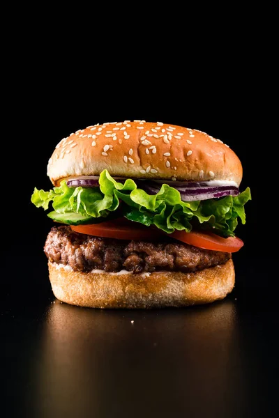 美味的新鲜汉堡包加绿色沙拉 西红柿和牛肉 热汉堡包加多汁切片 — 图库照片