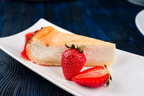 Cheesecake Peynirli Keki Beyaz Tabakta Taze Çilekli Yakın Plan — Stok fotoğraf