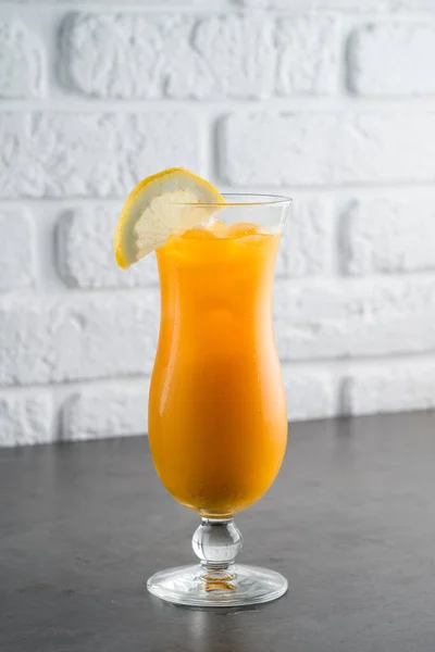 Kall Mangojuice Med Och Citron Lemonad Highball Tropisk Lemonad Med — Stockfoto