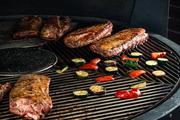 Grillade Revben Grillen Grillad Revbensspjäll Grillat Kött Med Rök Grillad — Stockfoto