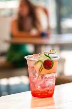 Yazlık kafede çilekli soğuk limonata, fotokopi alanı olan bir kafede buzlu çilekli gazoz.