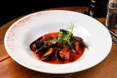 Geleneksel midye domates çorbası bouillabaisse. Domates soslu deniz ürünleri midyesi.