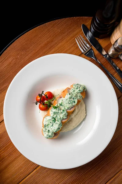 Cordon Bleu Scheiben Geschnitten Hühnercordon Bleu Scheiben Geschnitten Mit Cremiger — Stockfoto