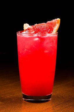 Greyfurtlu limonata, barda greyfurt kokteyli, buzlu ve köpüklü uzun bardaklarda greyfurt kokteyli. Taze greyfurt kokteyli.