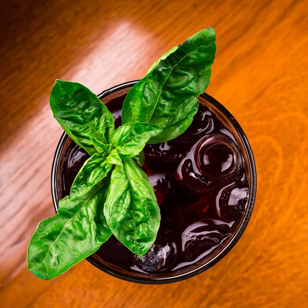 Körsbärslemonad Med Basilika Mörkröd Cocktail Baren Färsk Hemgjord Körsbär Lemonad — Stockfoto