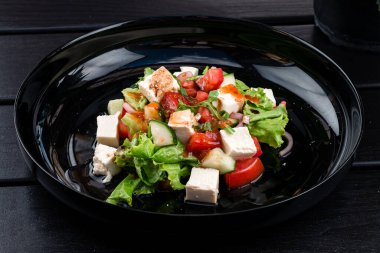 Kachumber salatası, sebzeli Hint salatası, domates, soğan ve tofu peyniri siyah masada Paneer Sebzeli Salata Tarifi, Düşük Karbonhidratlı Diyet Yemekler, Yeşil Sebzeli Peynir Küpleri
