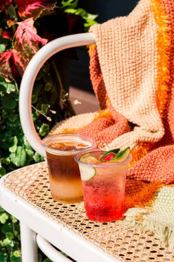 Masada buzlu kahve ve çilekli limonata var. Sokaktaki kafede soğuk içecek menüsü