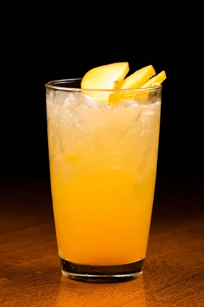 Ferskenglasert Eller Limonade Med Fersken Ferskencocktail Baren Trebakgrunn Juice Med – stockfoto