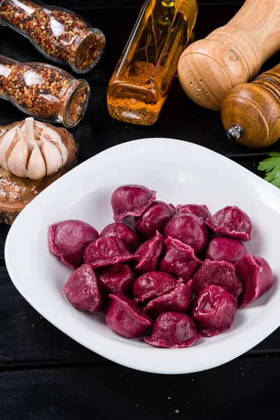 맛있는 라비올리 비트와 고기를 비트로 라비올리 접시에 색으로 — 스톡 사진