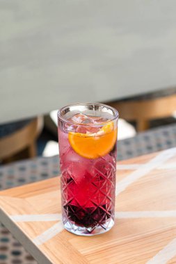 Taze böğürtlen ve portakal dilimli kırmızı yaz kokteyli. Blackberry Meyer Cin tonik kokteyli. Taze böğürtlenli.